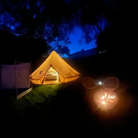 Glampingzelt Mit Romantischem Himmelbett Im Grünen